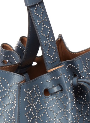 Detail View - Click To Enlarge - ALAÏA - 'Clou Arabesque' geometric stud leather bucket bag