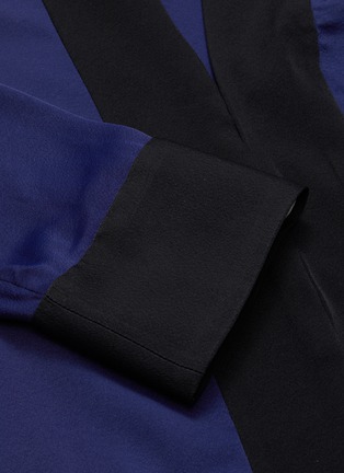 Detail View - Click To Enlarge - HAIDER ACKERMANN - Contrast border split side satin V-neck robe dress