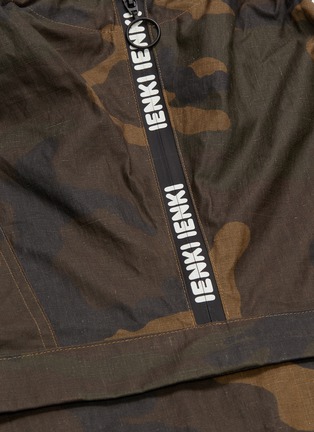  - IENKI IENKI - Camouflage print hooded half-zip anorak