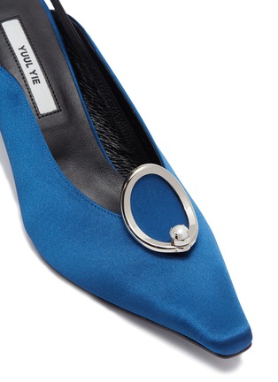 Detail View - Click To Enlarge - YUUL YIE - 'Lune' faux pearl brooch satin slingback pumps