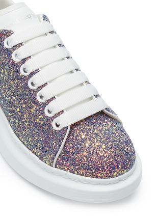 Detail View - Click To Enlarge - ALEXANDER MCQUEEN - 'Oversized Sneaker' in coarse glitter