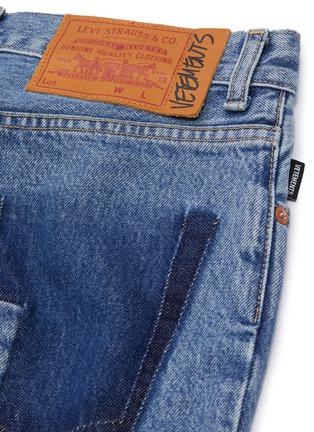 Detail View - Click To Enlarge - VETEMENTS - x Levi Strauss & Co. patchwork angled split hem denim mini skirt