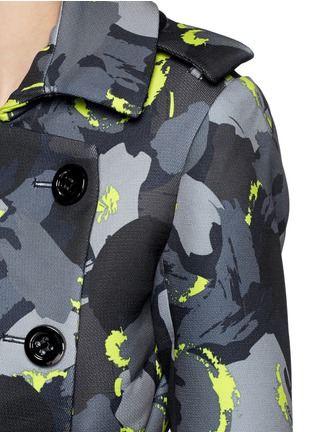 Detail View - Click To Enlarge - COMME MOI - Abstract print piqué trench coat