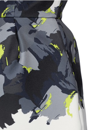 Detail View - Click To Enlarge - COMME MOI - Abstract print piqué V-neck dress