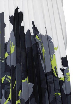Detail View - Click To Enlarge - COMME MOI - Abstract print pleat midi skirt