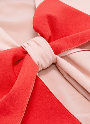 Detail View - Click To Enlarge - ROKSANDA - 'Ricciarini' contrast bow cutout back dress