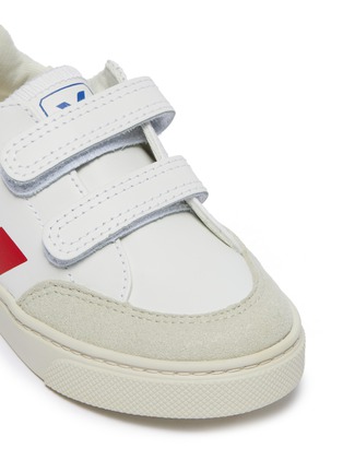 Detail View - Click To Enlarge - VEJA - 'V-12' colourblock faux suede panel toddler sneakers