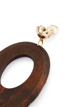 Detail View - Click To Enlarge - KENNETH JAY LANE - Wood cutout oval drop clip earrings