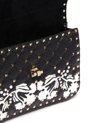 Detail View - Click To Enlarge - VALENTINO GARAVANI - 'Rockstud Spike' floral appliqué medium quilted crossbody bag