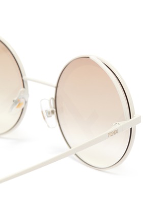 Detail View - Click To Enlarge - FENDI - 'Fendirama' logo print spoiler metal round sunglasses