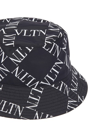 Detail View - Click To Enlarge - VALENTINO GARAVANI - Valentino Garavani 'VLTN Grid' print bucket hat