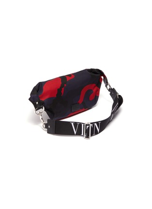 Detail View - Click To Enlarge - VALENTINO GARAVANI - Valentino Garavani 'VLTN' logo strap camouflage print bum bag