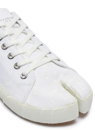Detail View - Click To Enlarge - MAISON MARGIELA - 'Tabi' paint splatter canvas sneakers