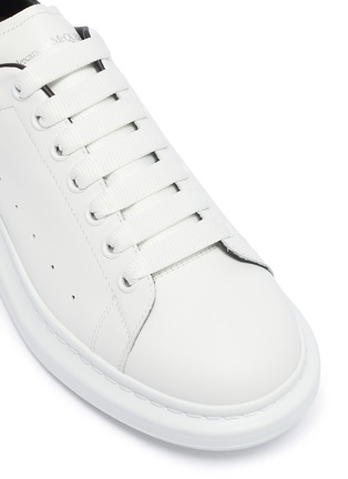 Detail View - Click To Enlarge - ALEXANDER MCQUEEN - 'Oversized Sneaker' in leather with glitter collar