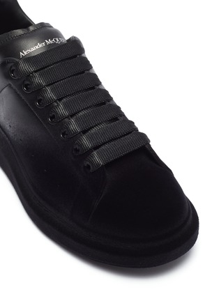 Detail View - Click To Enlarge - ALEXANDER MCQUEEN - 'Oversized Sneaker' in flocked leather