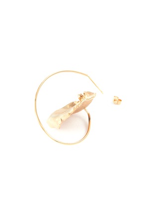 Detail View - Click To Enlarge - SARAH & SEBASTIAN - 'Floating Leaf' 10k yellow gold hoop earrings