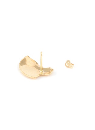 Detail View - Click To Enlarge - SARAH & SEBASTIAN - 'Chasm Disc' 10k yellow gold mismatched stud earrings