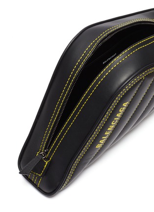 Detail View - Click To Enlarge - BALENCIAGA - 'Car S' logo print asymmetric quilted leather clutch