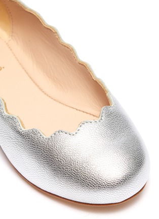 Detail View - Click To Enlarge - CHLOÉ - Scalloped metallic leather toddler flats