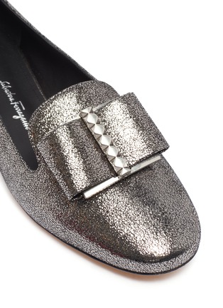 Detail View - Click To Enlarge - SALVATORE FERRAGAMO - 'Sarno' refracted heel bow crackled metallic leather loafers