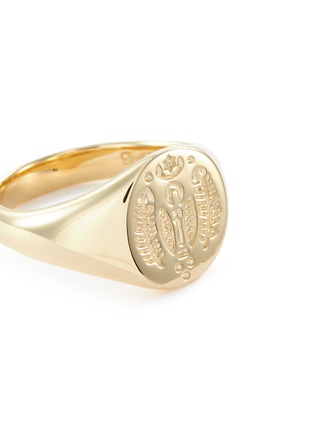 Detail View - Click To Enlarge - TOM WOOD - 'Mini Feather' engraved 9k yellow gold signet ring – Size 50