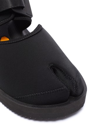 Detail View - Click To Enlarge - SUICOKE - 'Bita-V' ankle strap tabi sandals