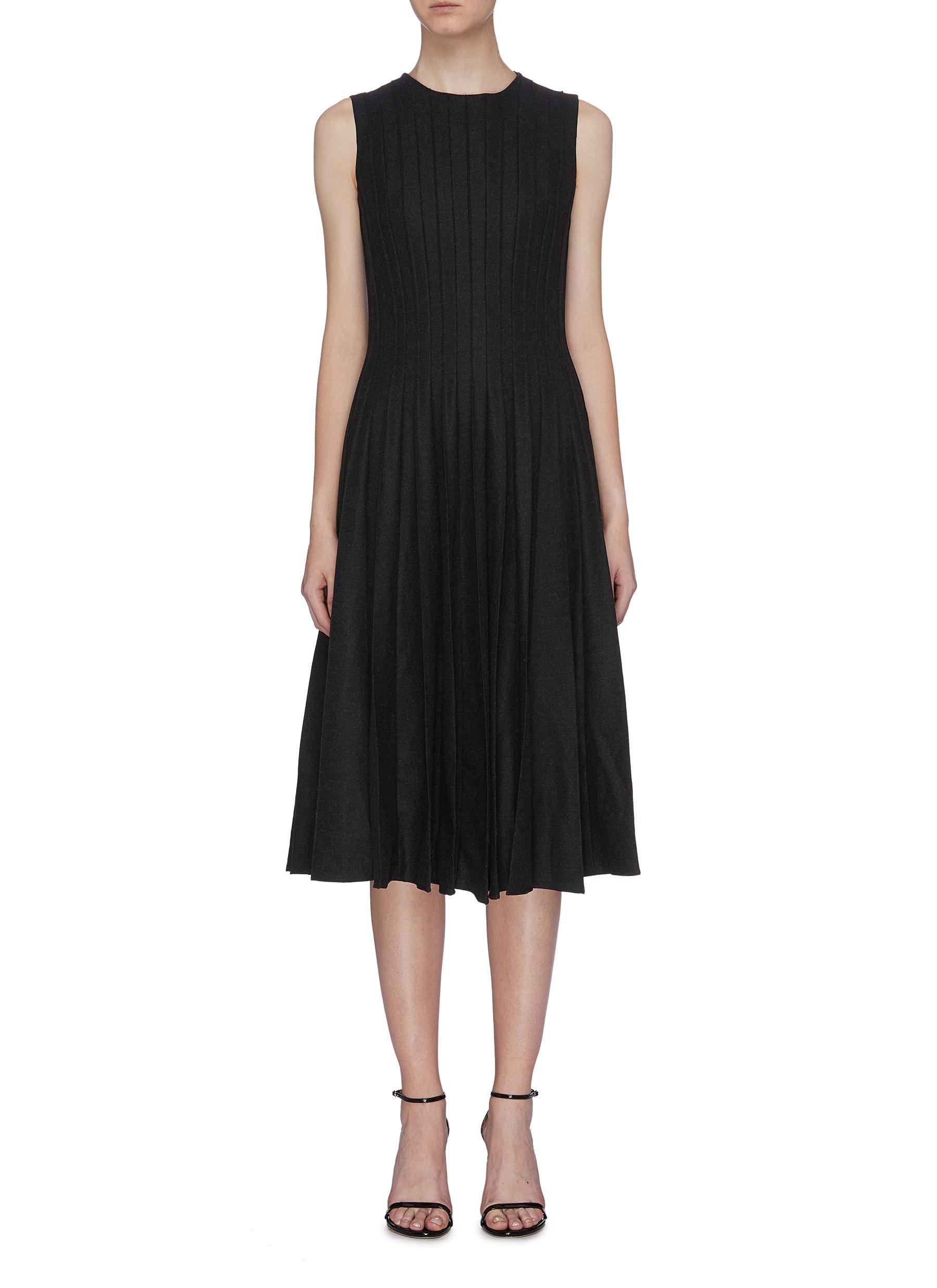 Pleated wool sleeveless dress by Oscar De La Renta | Coshio Online Shop