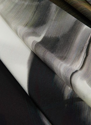 Detail View - Click To Enlarge - ALEXANDER MCQUEEN - Belted graphic print pleated sleevless dress