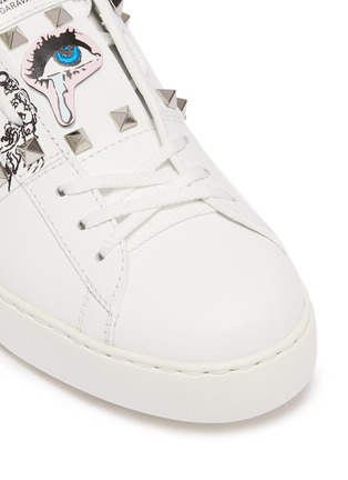 Detail View - Click To Enlarge - VALENTINO GARAVANI - Valentino Garavani x UNDERCOVER 'Untitled' lovers print leather sneakers