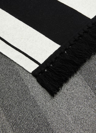 Detail View - Click To Enlarge - BURBERRY - Logo stripe cashmere scarf