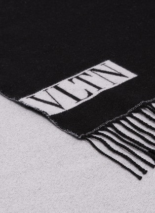 Detail View - Click To Enlarge - VALENTINO GARAVANI - Valentino Garavani VLTN intarsia fringe virgin wool scarf