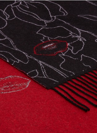 Detail View - Click To Enlarge - VALENTINO GARAVANI - Valentino Garavani Rose lip intarsia fringe virgin wool-cashmere scarf