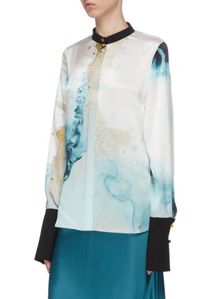 Detail View - Click To Enlarge - ROKSANDA - 'Carone' abstract print contrast ribbon cuff shirt