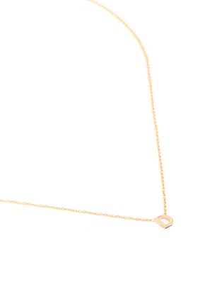 Detail View - Click To Enlarge - SARAH & SEBASTIAN - 'Petite letter' gold necklace – D
