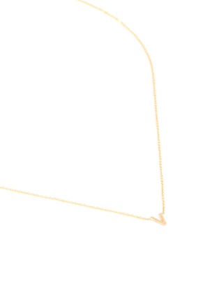 Detail View - Click To Enlarge - SARAH & SEBASTIAN - 'Petite letter' gold necklace – V