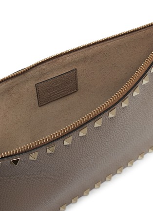 Detail View - Click To Enlarge - VALENTINO GARAVANI - Valentino Garavani 'Rockstud' large leather pouch
