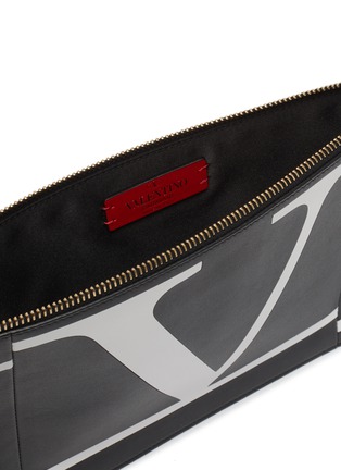 Detail View - Click To Enlarge - VALENTINO GARAVANI - Valentino Garavani 'VLOGO' graphic print large leather pouch