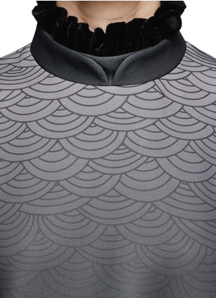 Detail View - Click To Enlarge - HELEN LEE - Velvet ruffle Oriental print crop top
