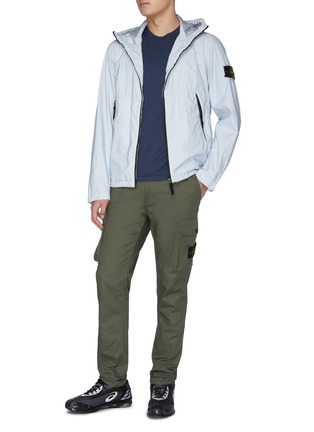 Figure View - Click To Enlarge - STONE ISLAND - Logo patch cargo chino pants
