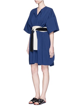 Figure View - Click To Enlarge - CÉDRIC CHARLIER - Waist sash kimono sleeve linen-cotton dress