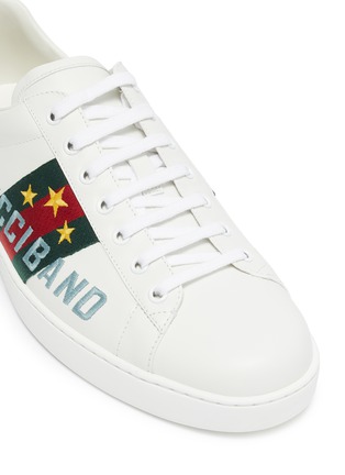 Detail View - Click To Enlarge - GUCCI - 'New Ace' slogan embroidered contrast counter sneakers