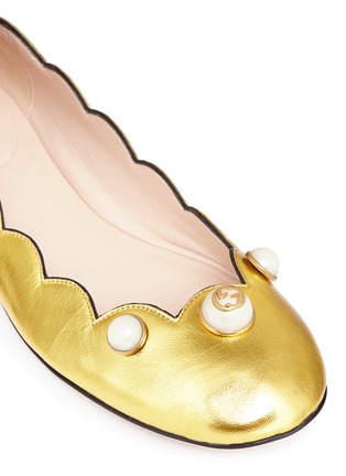 Detail View - Click To Enlarge - GUCCI - GG pearl stud scalloped metallic leather flats