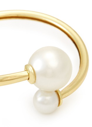 Detail View - Click To Enlarge - KENNETH JAY LANE - Faux pearl spiral bangle