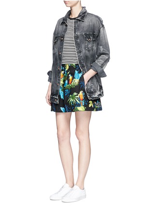 Figure View - Click To Enlarge - MARC JACOBS - 'Paradise' parrot print cotton poplin shorts