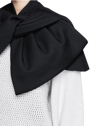 Detail View - Click To Enlarge - MARC BY MARC JACOBS - Twist front wool blend twill cape