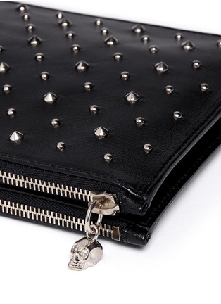 Detail View - Click To Enlarge - ALEXANDER MCQUEEN - Stud leather pouch