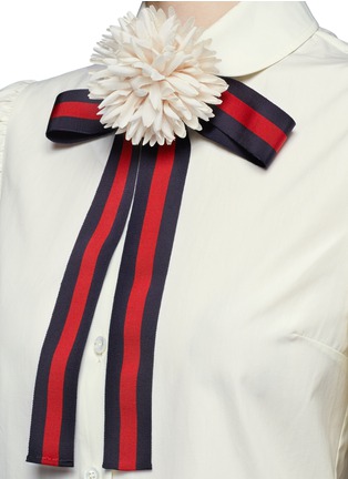 Detail View - Click To Enlarge - GUCCI - Floral brooch web bow poplin shirt
