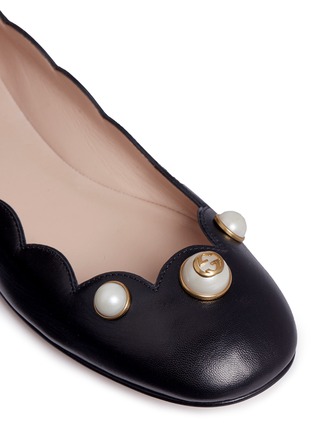 Detail View - Click To Enlarge - GUCCI - Logo faux pearl scalloped leather flats