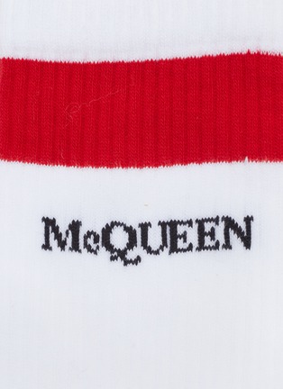 Detail View - Click To Enlarge - ALEXANDER MCQUEEN - Mid calf contrast stripe logo print socks
