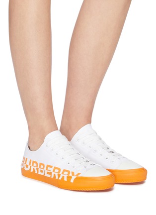 Figure View - Click To Enlarge - BURBERRY - Logo print contrast sole sneakers
